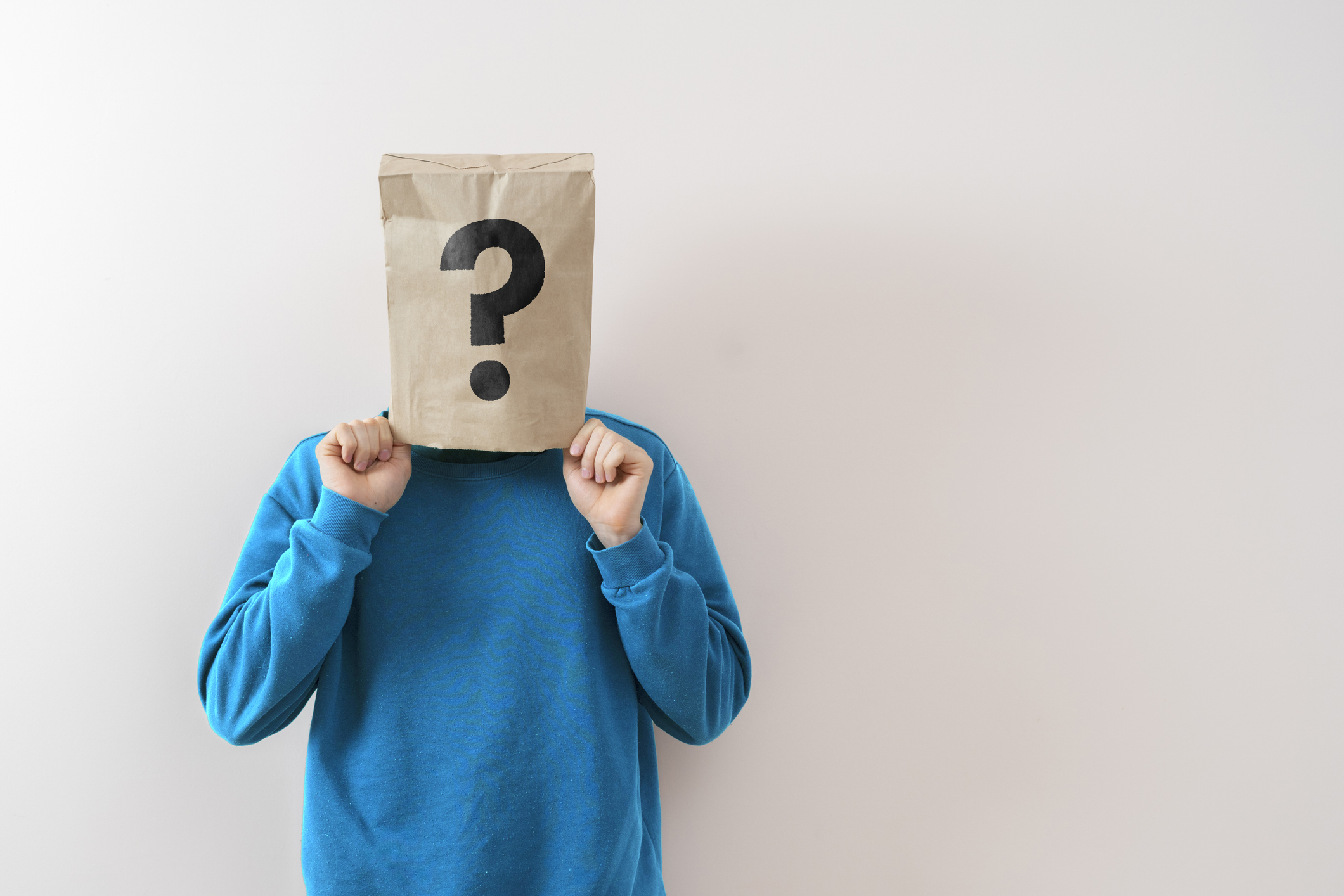 Persona amb una bossa de paper al cap amb el signe d'interrogació